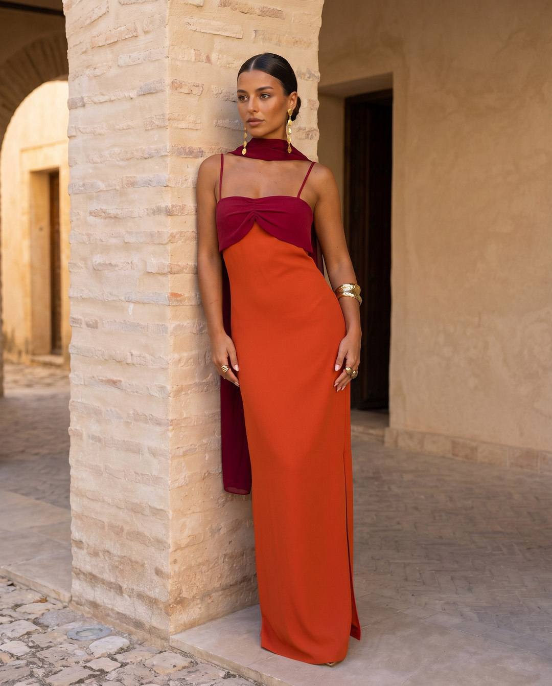 Robe orange avec encolure rouge