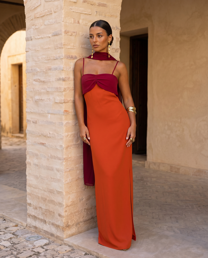 Robe orange avec encolure rouge