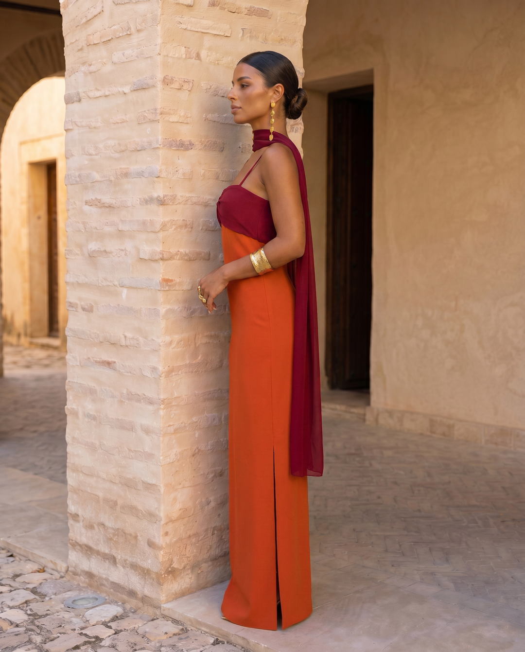Robe orange avec encolure rouge