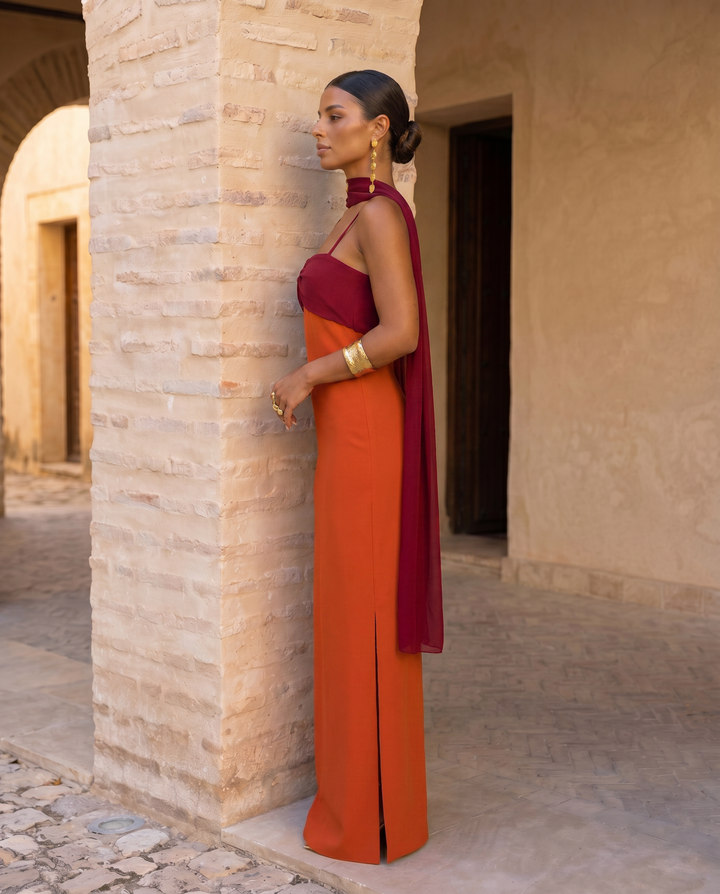 Robe orange avec encolure rouge