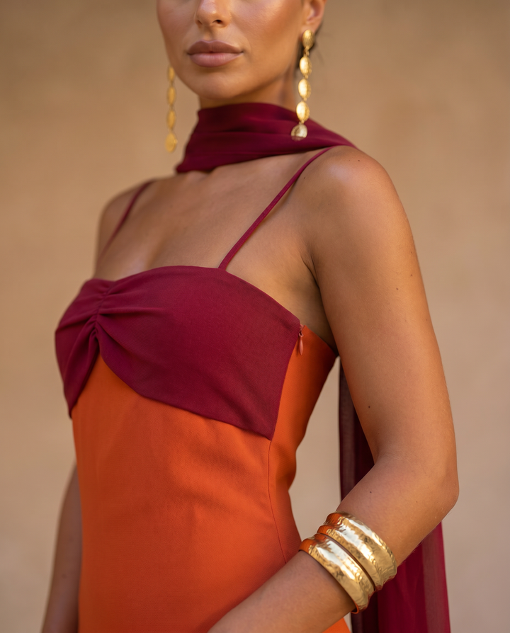 Robe orange avec encolure rouge